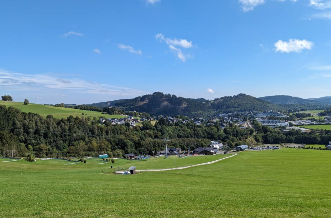 Landschaft vom Ferienhaus am Wald in Willingen bei Sonne