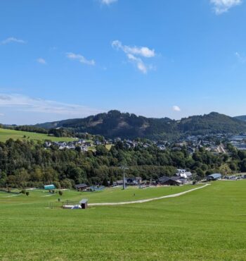 Landschaft vom Ferienhaus am Wald in Willingen bei Sonne